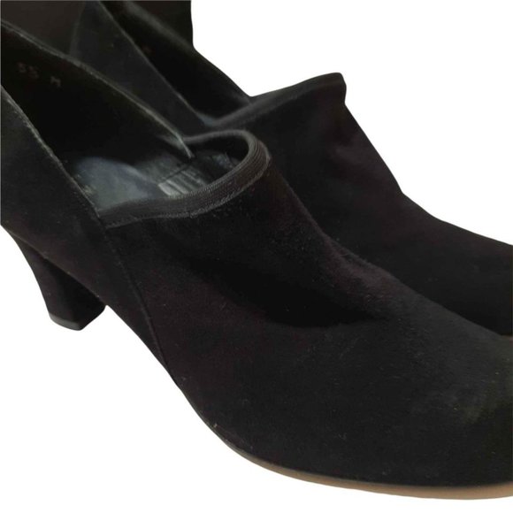 🔥SOLD-Comfortable Suede Slip-on by Stuart Weitzman Sz. 5.5 - Picture 3 of 5